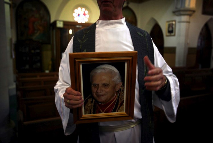 Padre pega fogo a foto de Bento XVI: “Ele abandonou o seu rebanho” 754941?tp=UH&db=IMAGENS&w=749
