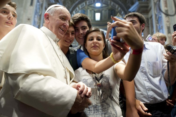 Papa Francisco olhou para um smartphone, sorriu e a fotografia tornou-se viral 794701?tp=UH&db=IMAGENS&w=749